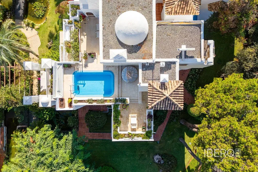 Dnevni boravak; drveni pod, prirodna svjetlost, moderan stil, visoki stropovi