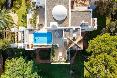 Dnevni boravak; drveni pod, prirodna svjetlost, moderan stil, visoki stropovi