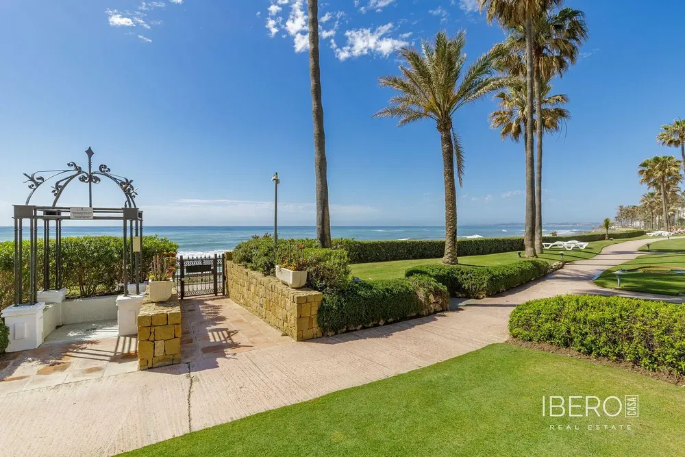 Wohnzimmer; holzboden, tageslicht, moderner stil, hohe decken