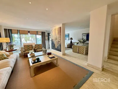 Wohnzimmer; holzboden, tageslicht, moderner stil, hohe decken