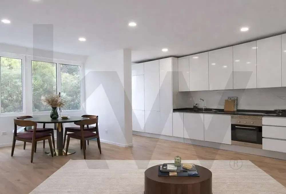 Salon; parquet, lumière naturelle, style moderne, hauteur sous plafond