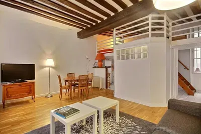 Σαλόνι; ξύλινο πάτωμα, φυσικό φως, μοντέρνο στυλ, ψηλά ταβάνια