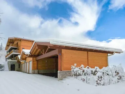 Σαλόνι; ξύλινο πάτωμα, φυσικό φως, μοντέρνο στυλ, ψηλά ταβάνια