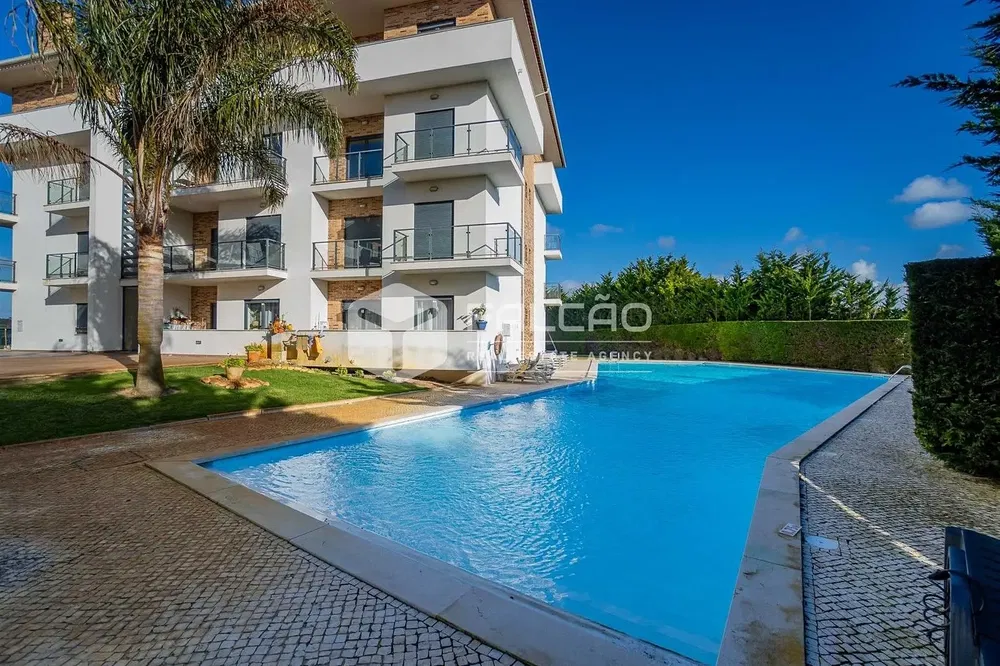 Wohnzimmer; holzboden, tageslicht, moderner stil, hohe decken