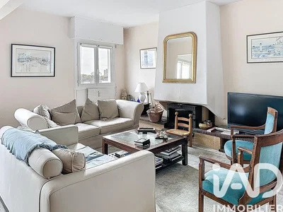 Дневна соба; дрвени под, природно светло, модерни стил, високи плафони