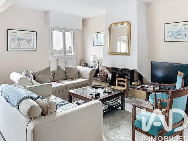 Дневна соба; дрвени под, природно светло, модерни стил, високи плафони