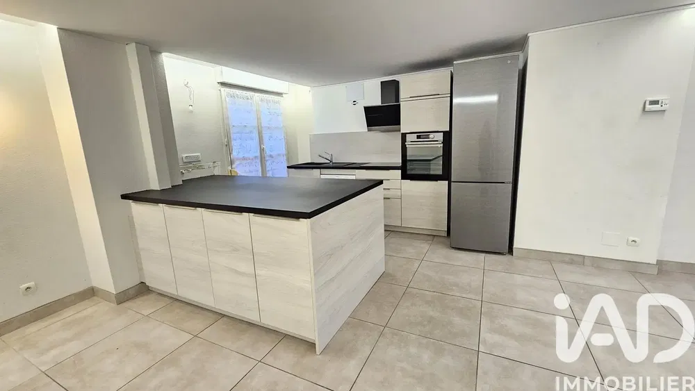 Хол; дървен под, естествена светлина, модерен стил, високи тавани