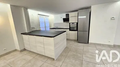 Хол; дървен под, естествена светлина, модерен стил, високи тавани