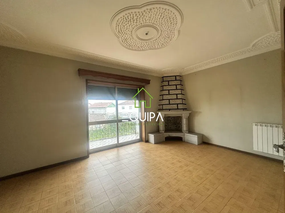Living room; wood floor, natural light, modern style, high ceiling