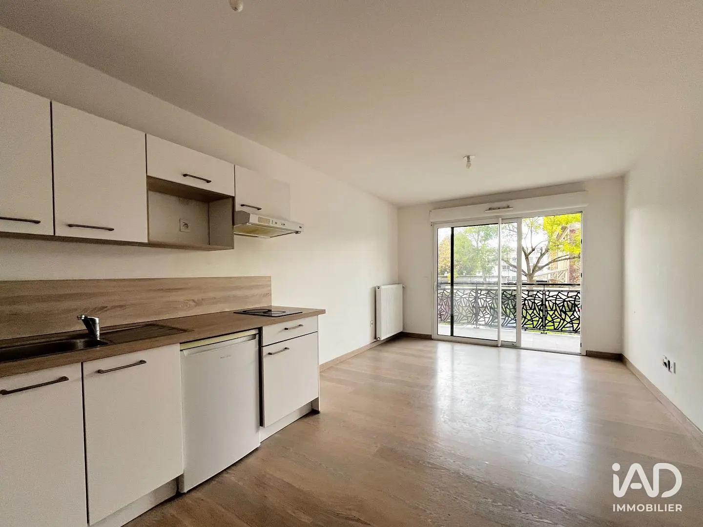 Кухня; кухненски уреди, дървен под, естествена светлина, модерен стил