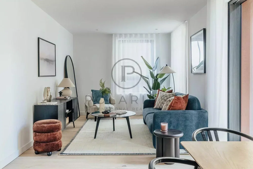 Salon; parquet, lumière naturelle, style moderne, hauteur sous plafond