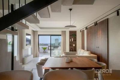 Wohnzimmer; holzboden, tageslicht, moderner stil, hohe decken