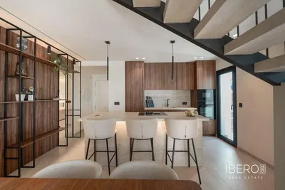 Wohnzimmer; holzboden, tageslicht, moderner stil, hohe decken