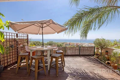 Wohnzimmer; holzboden, tageslicht, moderner stil, hohe decken