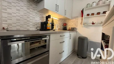 Кухиња; кухињски апарати, дрвени под, природно светло, модерни стил, реновиран