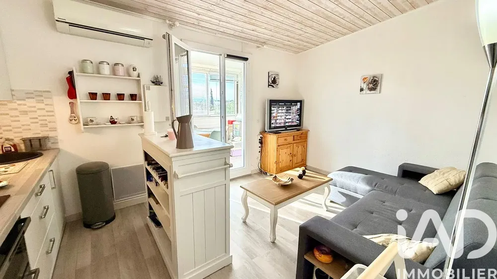 Дневна соба; дрвени под, природно светло, модерни стил, високи плафони