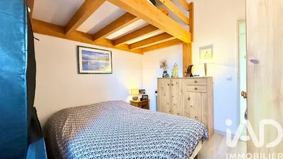 Oturma odası; ahşap zemin, doğal ışık, modern stil, yüksek tavan