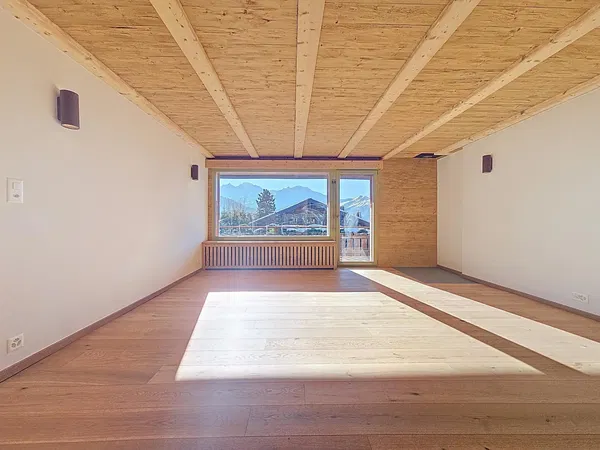 Κουζίνα; συσκευές κουζίνας, ξύλινο πάτωμα, φυσικό φως, μοντέρνο στυλ, ανακαινισμένο