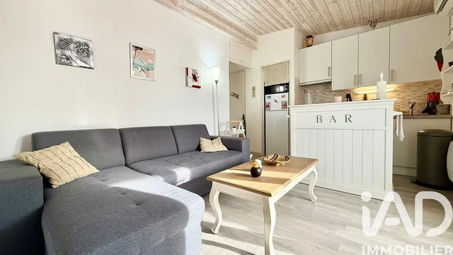 Obývací pokoj; dřevěná podlaha, přirozené světlo, moderní styl, vysoké stropy