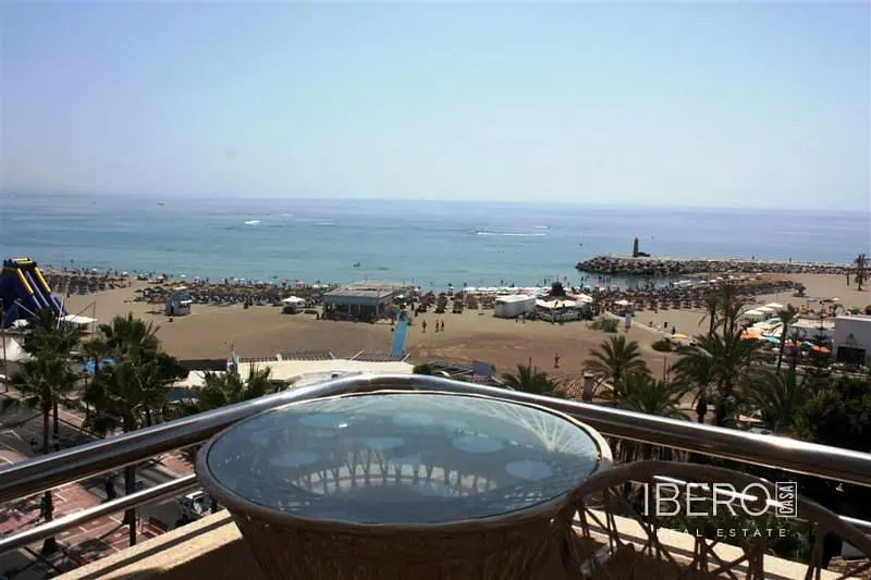 غرفة معيشة; أرضية خشبية, ضوء طبيعي, أسلوب عصري, أسقف عالية