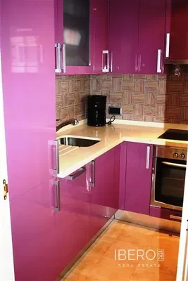 غرفة معيشة; أرضية خشبية, ضوء طبيعي, أسلوب عصري, أسقف عالية