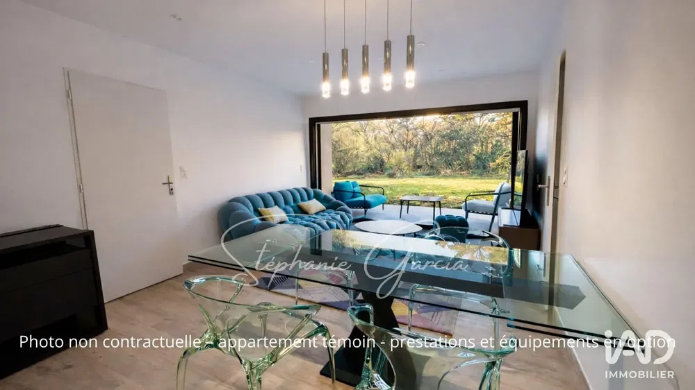 Living room; wood floor, natural light, modern style, high ceiling