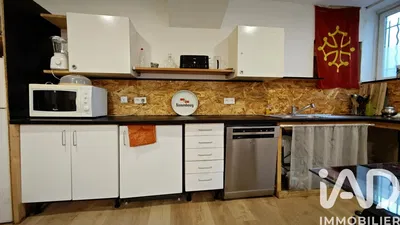 Cozinha; eletrodomésticos, chão de madeira, luz natural, estilo moderno, renovado