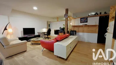 Sala de estar; chão de madeira, luz natural, estilo moderno, teto alto