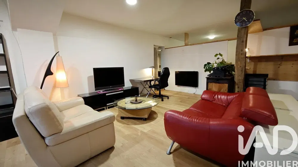 Дневна соба; дрвени под, природно светло, модерни стил, високи плафони