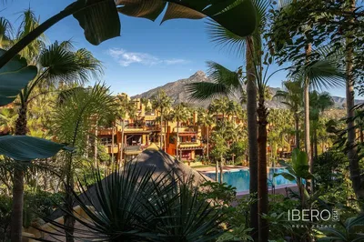 Salon; podłoga drewniana, światło dzienne, styl nowoczesny, wysokie sufity