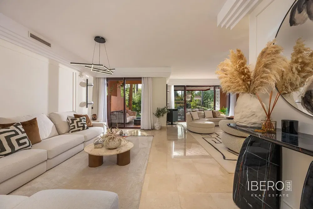 Salon; podłoga drewniana, światło dzienne, styl nowoczesny, wysokie sufity