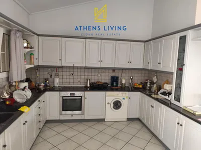 Salon; parquet, lumière naturelle, style moderne, hauteur sous plafond