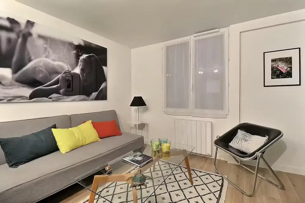 Cozinha; eletrodomésticos, chão de madeira, luz natural, estilo moderno, renovado