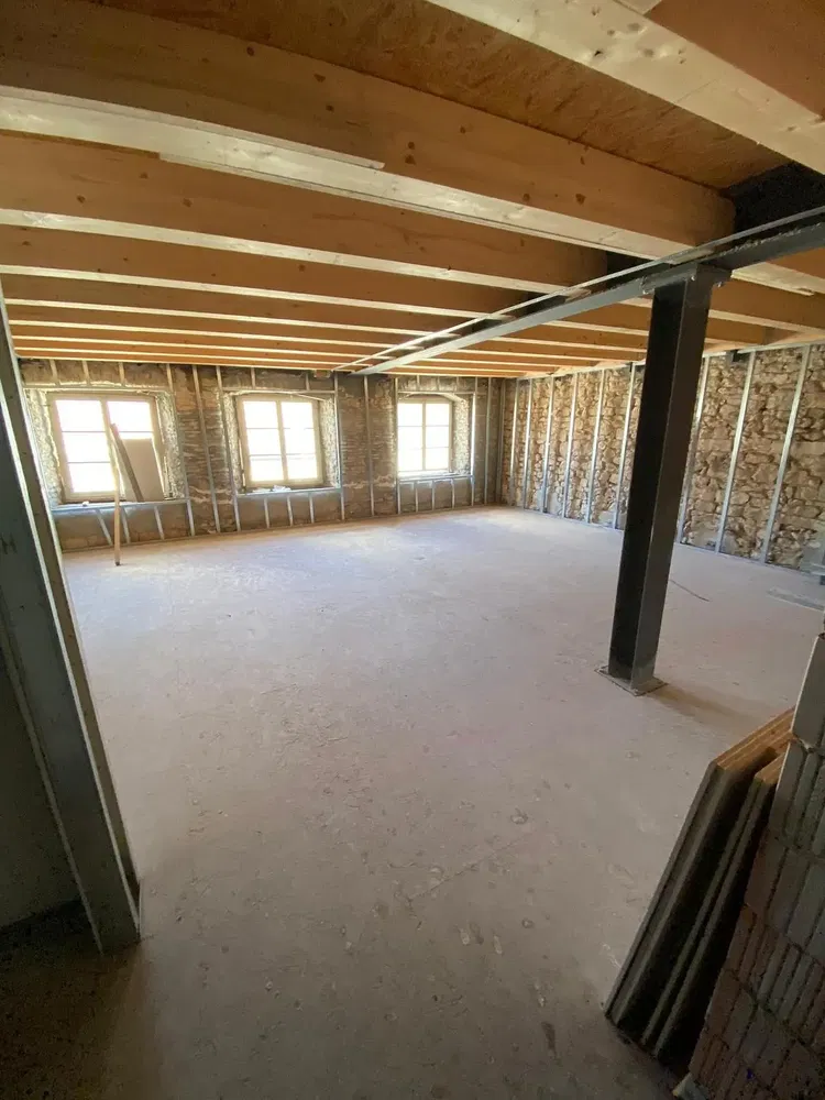 Σαλόνι; ξύλινο πάτωμα, φυσικό φως, μοντέρνο στυλ, ψηλά ταβάνια