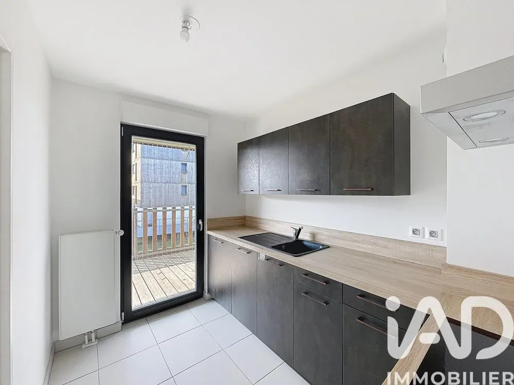 Dnevna soba; drveni pod, prirodno svjetlo, moderni stil, visoki plafoni