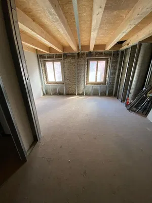 Σαλόνι; ξύλινο πάτωμα, φυσικό φως, μοντέρνο στυλ, ψηλά ταβάνια