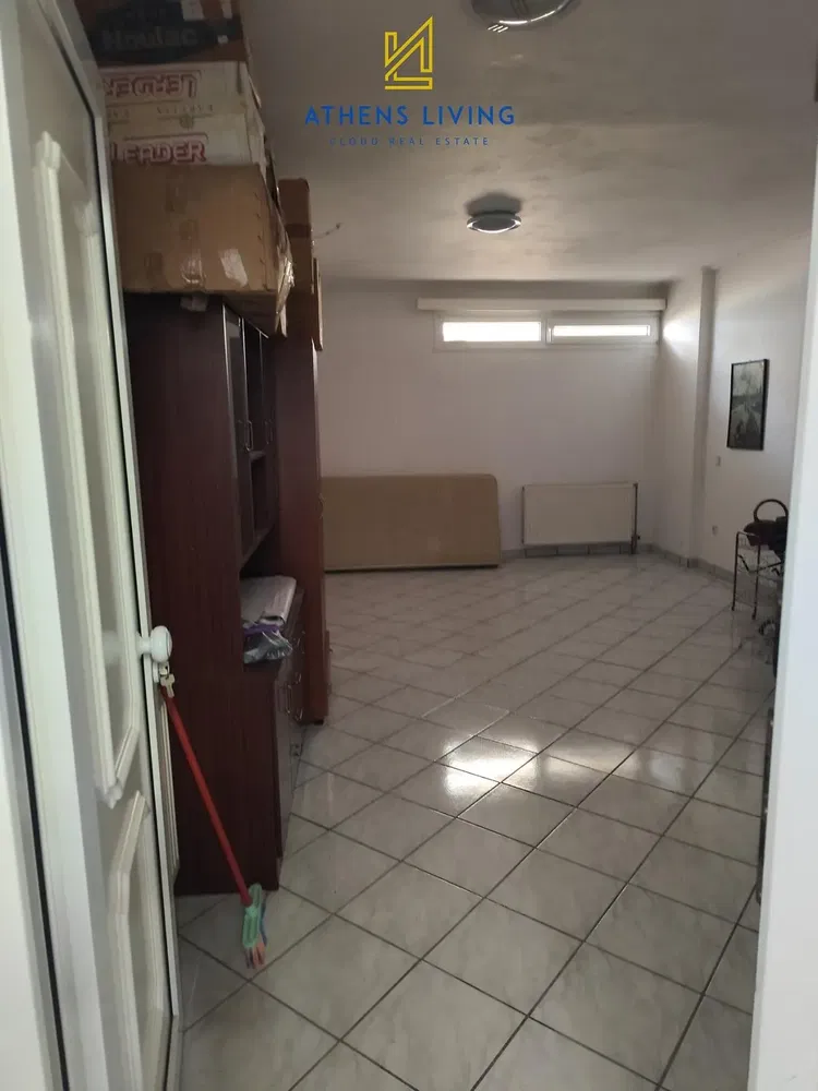 Salon; parquet, lumière naturelle, style moderne, hauteur sous plafond