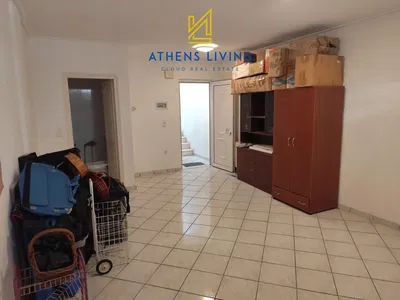 Salon; parquet, lumière naturelle, style moderne, hauteur sous plafond