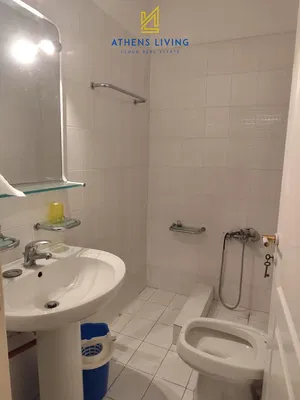 Salon; parquet, lumière naturelle, style moderne, hauteur sous plafond