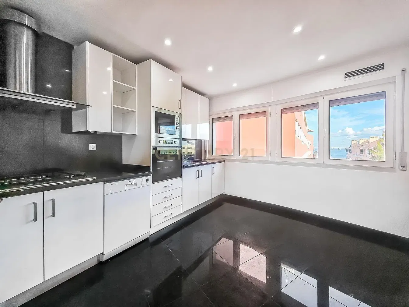 Soggiorno; pavimento in legno, luce naturale, stile moderno, soffitti alti