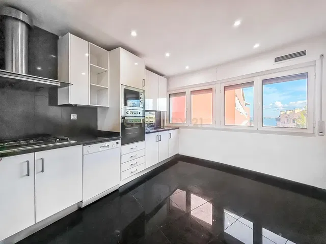 Woonkamer; houten vloer, natuurlijk licht, moderne stijl, hoge plafonds