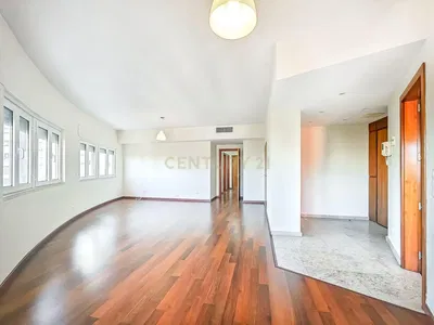 Cucina; elettrodomestici, pavimento in legno, luce naturale, stile moderno, ristrutturato