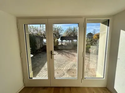 Σαλόνι; ξύλινο πάτωμα, φυσικό φως, μοντέρνο στυλ, ψηλά ταβάνια