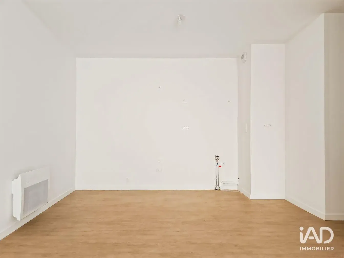 Sala de estar; chão de madeira, luz natural, estilo moderno, teto alto