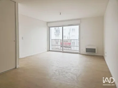 Wohnzimmer; holzboden, tageslicht, moderner stil, hohe decken