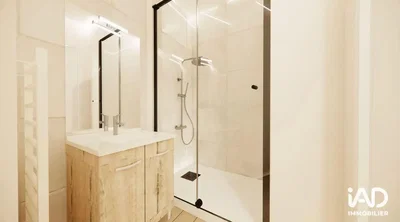 Wohnzimmer; holzboden, tageslicht, moderner stil, hohe decken