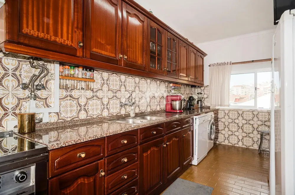 Wohnzimmer; holzboden, tageslicht, moderner stil, hohe decken