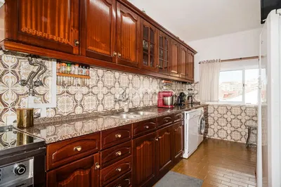 Wohnzimmer; holzboden, tageslicht, moderner stil, hohe decken