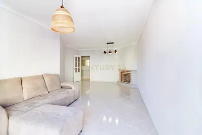 Soggiorno; pavimento in legno, luce naturale, stile moderno, soffitti alti