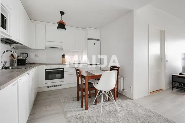 Wohnzimmer; holzboden, tageslicht, moderner stil, hohe decken